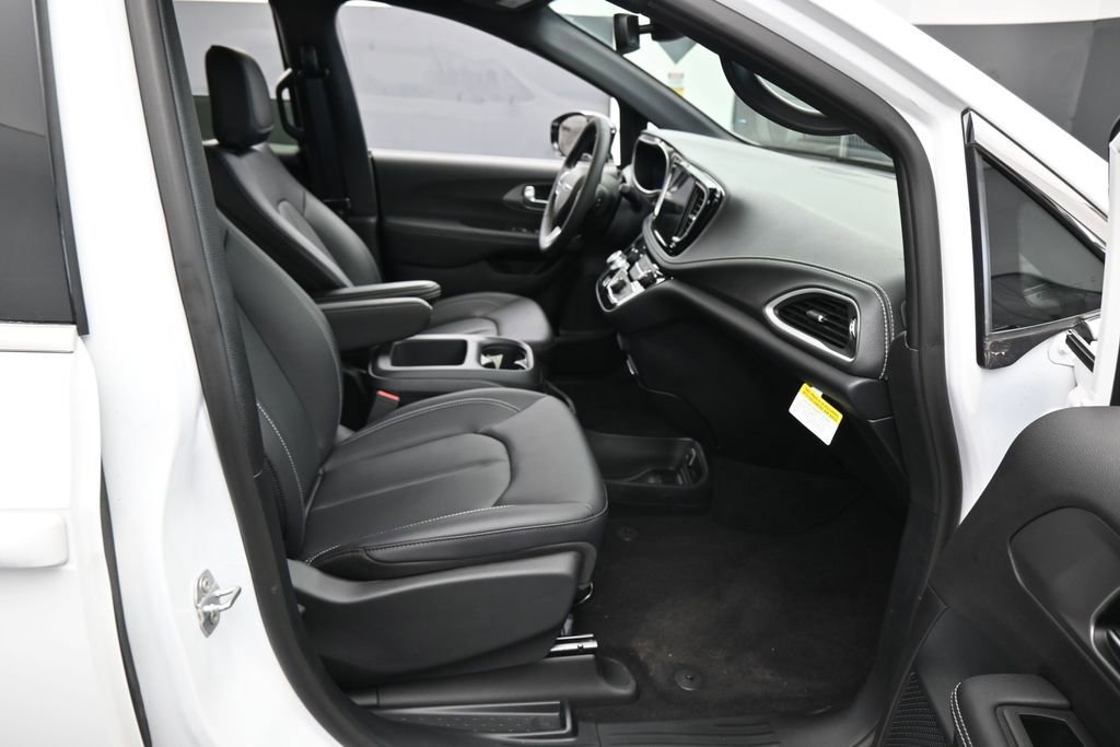 Used 2025 Chrysler Pacifica Select FWD image 37