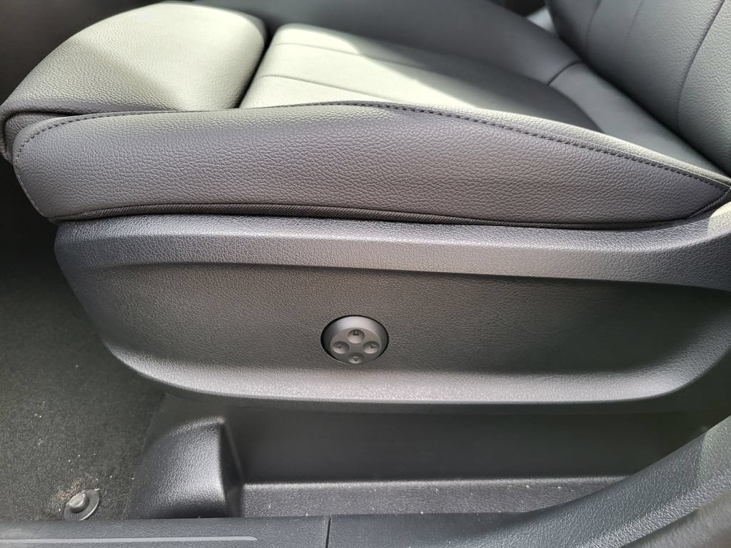 Used 2025 Mercedes-Benz GLB 250 4MATIC image 11