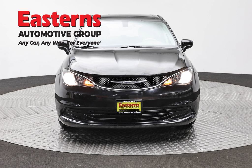 Used 2017 Chrysler Pacifica LX w/ Tire & Wheel Group FWD image 2
