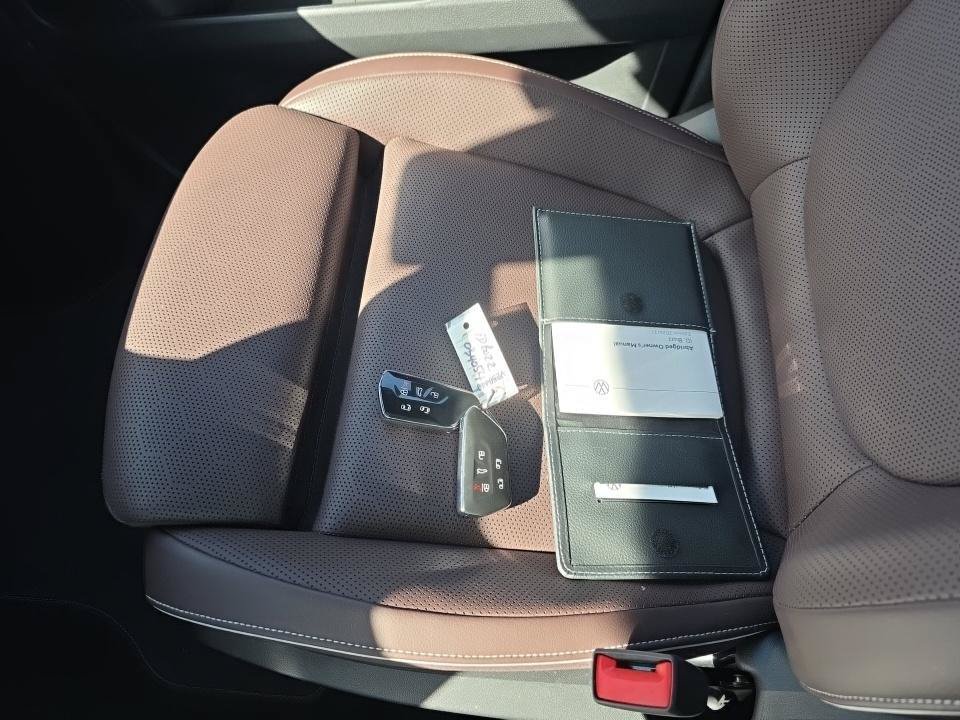 Certified 2025 Volkswagen ID. Buzz Pro S Plus RWD image 9