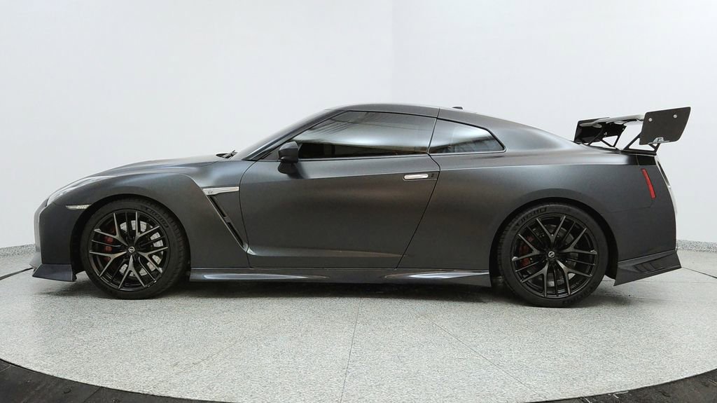 Used 2019 Nissan GT-R AWD/4WD image 2