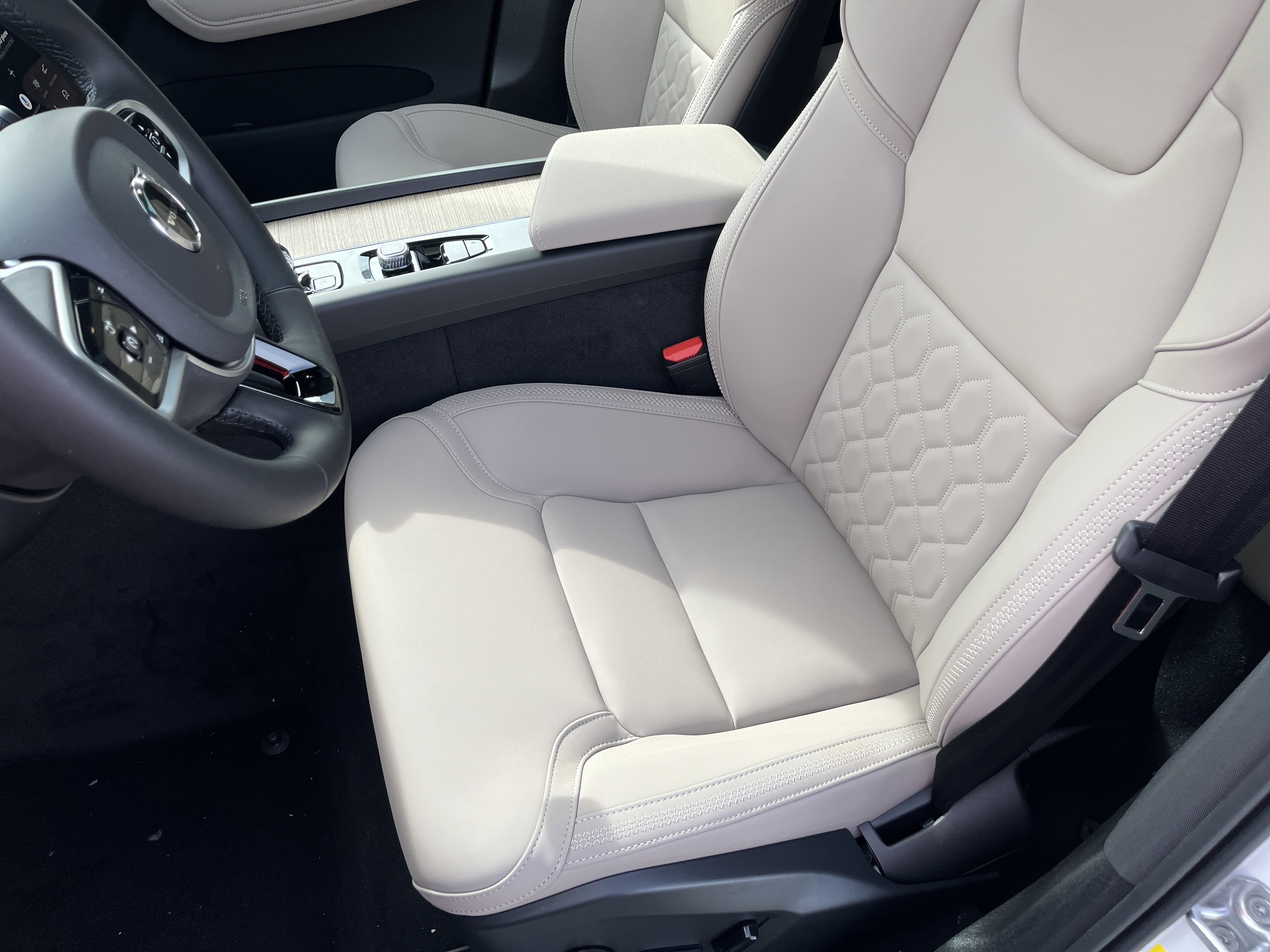 New 2026 Volvo XC60 B5 Plus w/ Protection Package Premier image 23