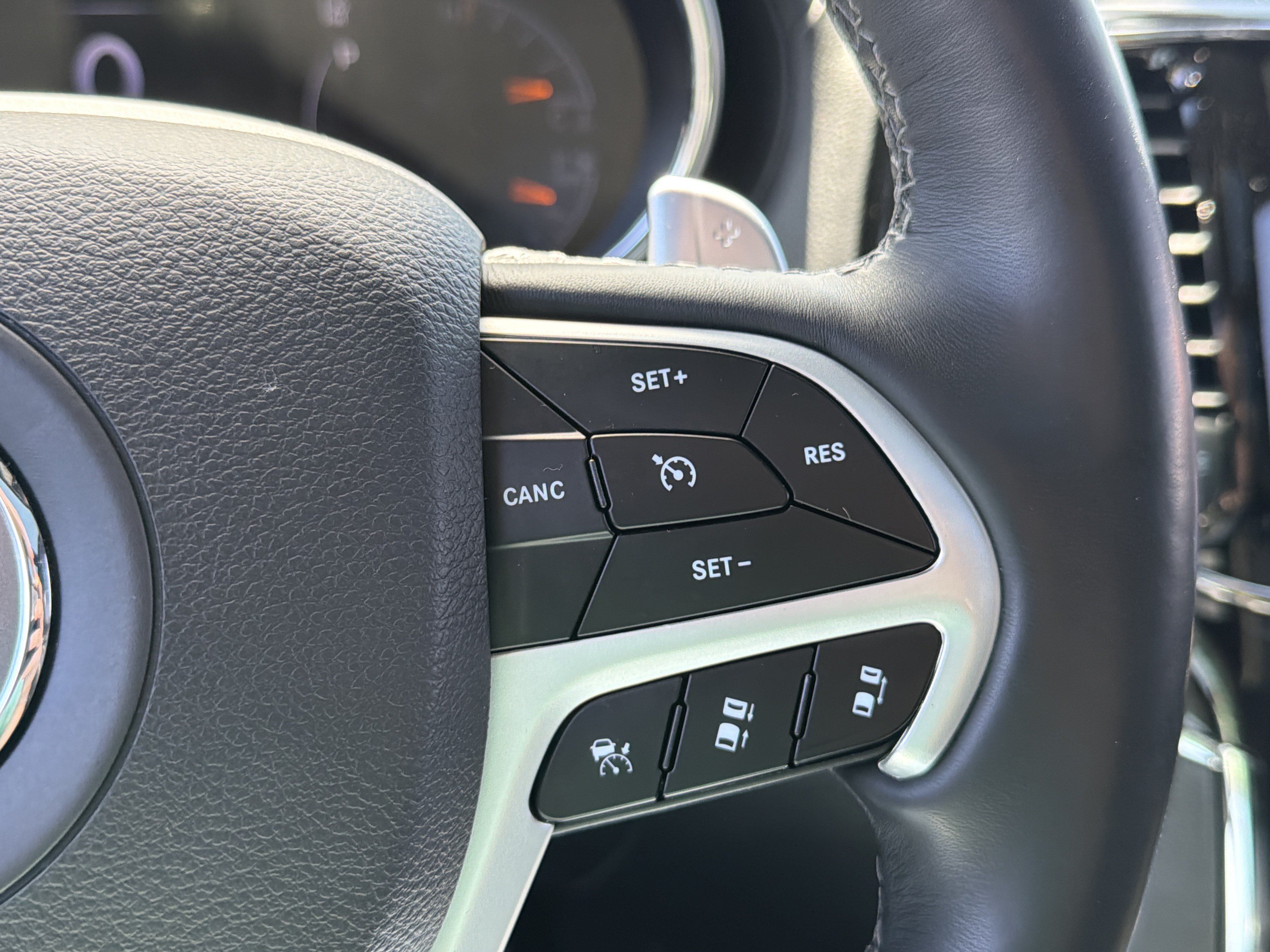 Used 2019 Jeep Grand Cherokee Overland AWD/4WD image 9