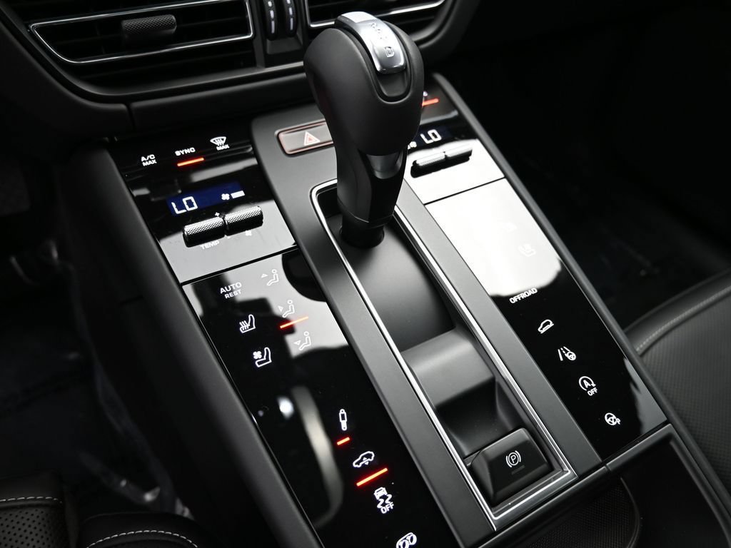Certified 2025 Porsche Macan GTS AWD/4WD image 26