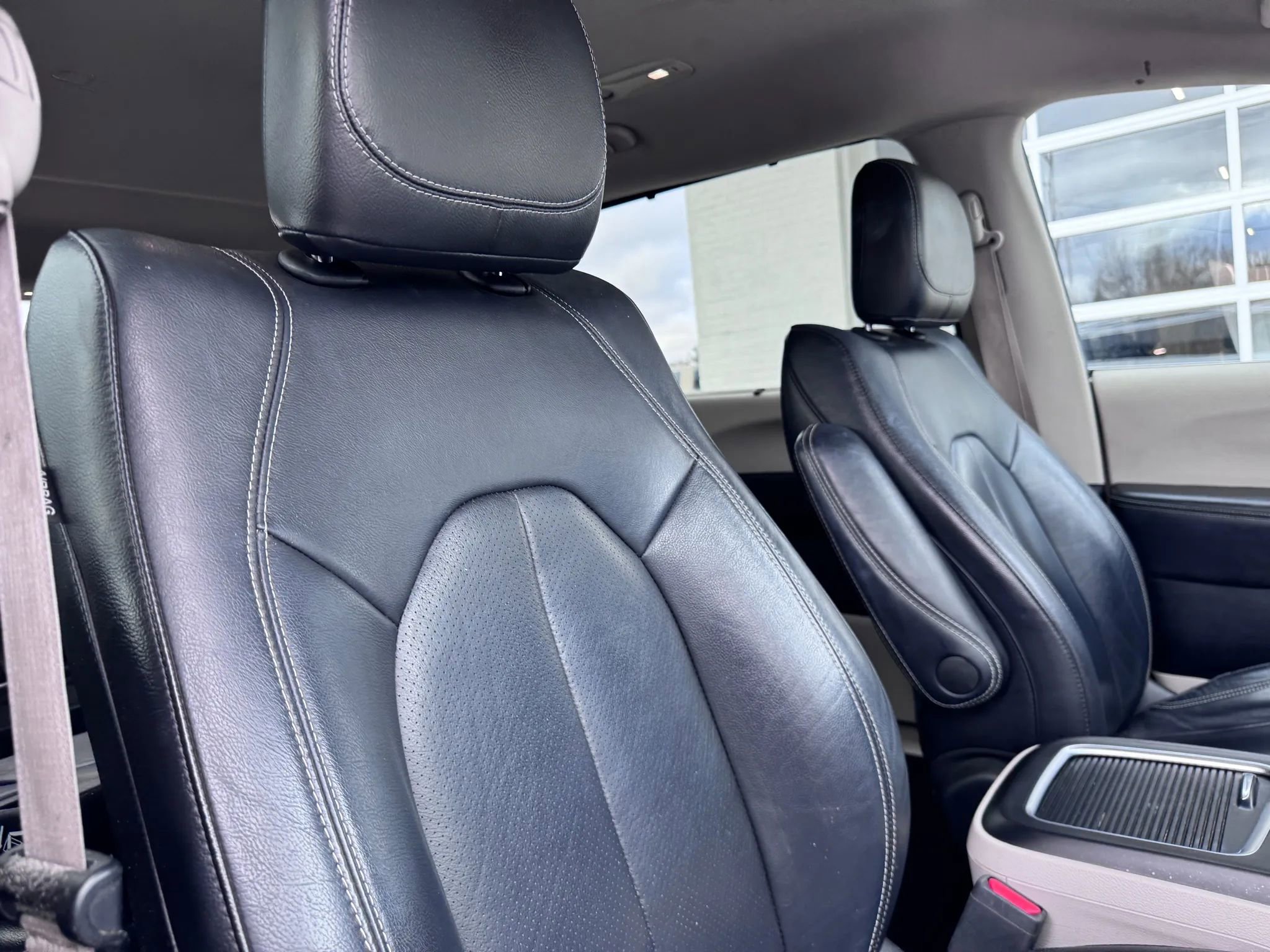 Used 2022 Chrysler Pacifica Touring-L image 15