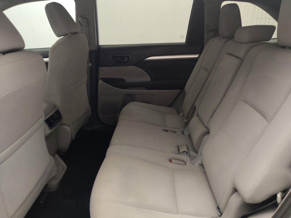 Used 2019 Toyota Highlander LE AWD/4WD image 18