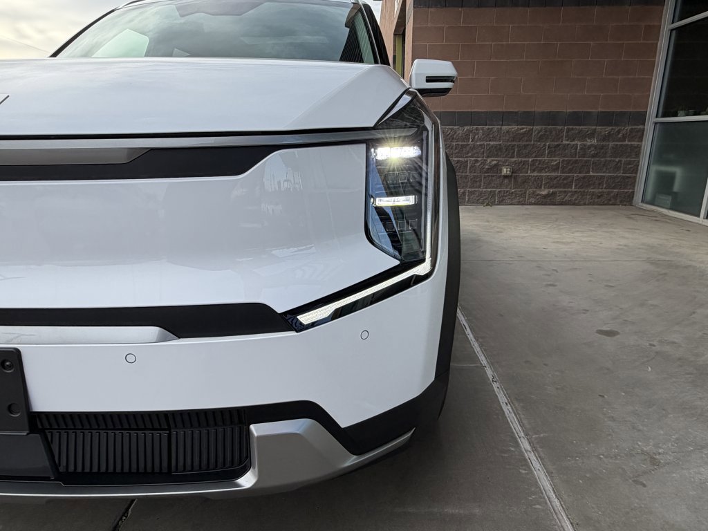 Used 2025 Kia EV9 Wind image 11