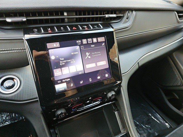 Used 2024 Jeep Grand Cherokee Altitude image 24