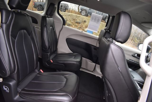 Used 2023 Chrysler Pacifica Touring-L FWD image 14