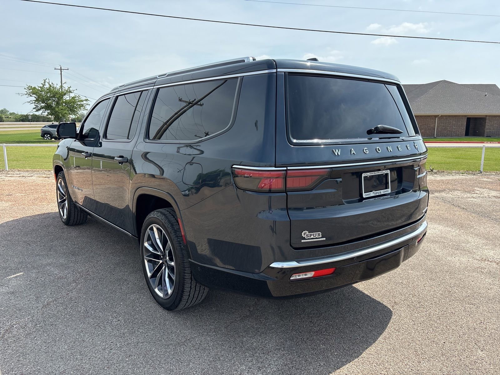 Used 2023 Jeep Wagoneer L Series III w/ Premium Group I image 4