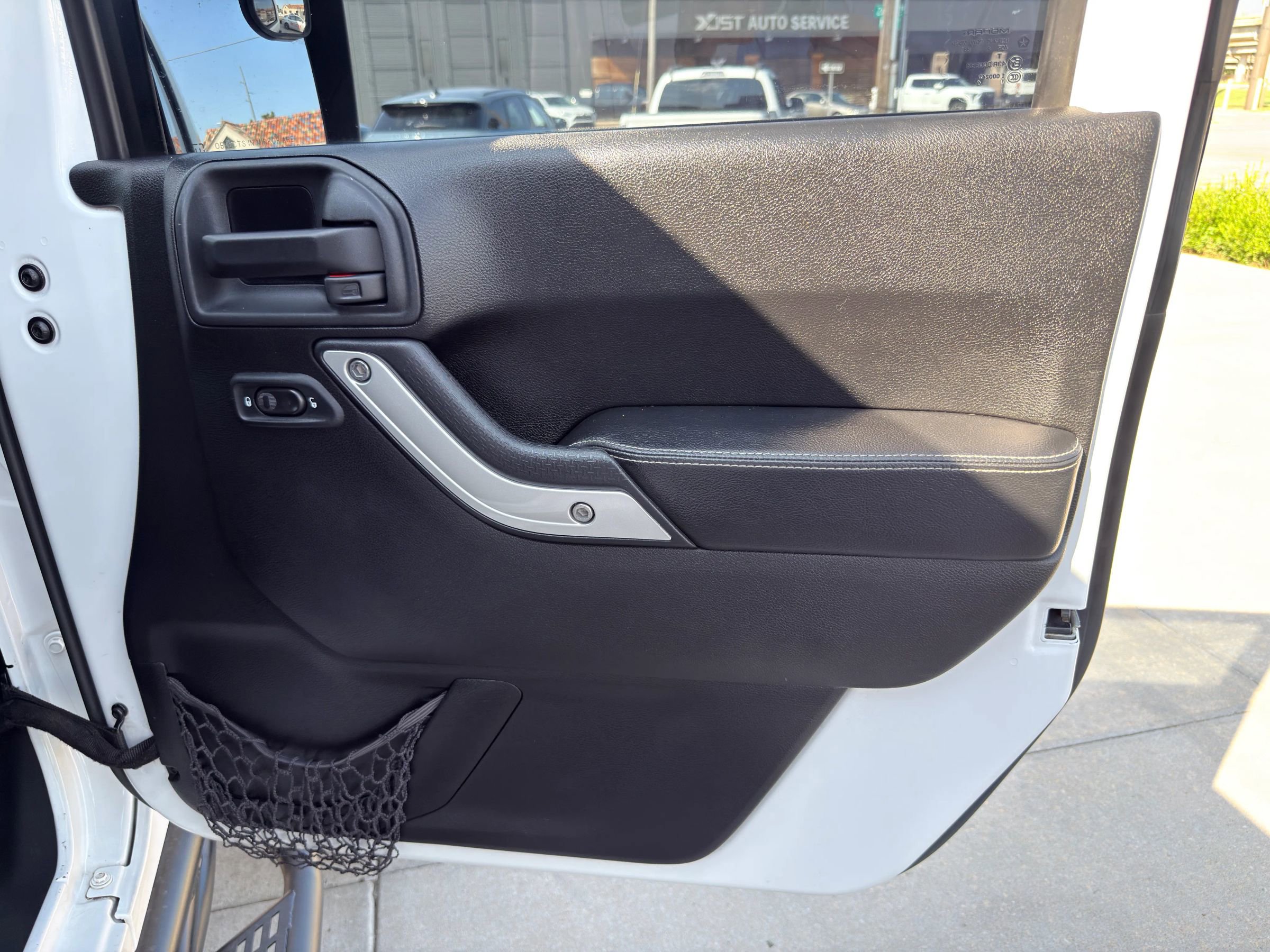 Used 2014 Jeep Wrangler Unlimited Rubicon image 26