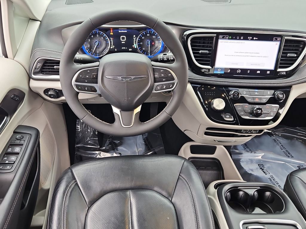 Used 2022 Chrysler Pacifica Touring-L image 15