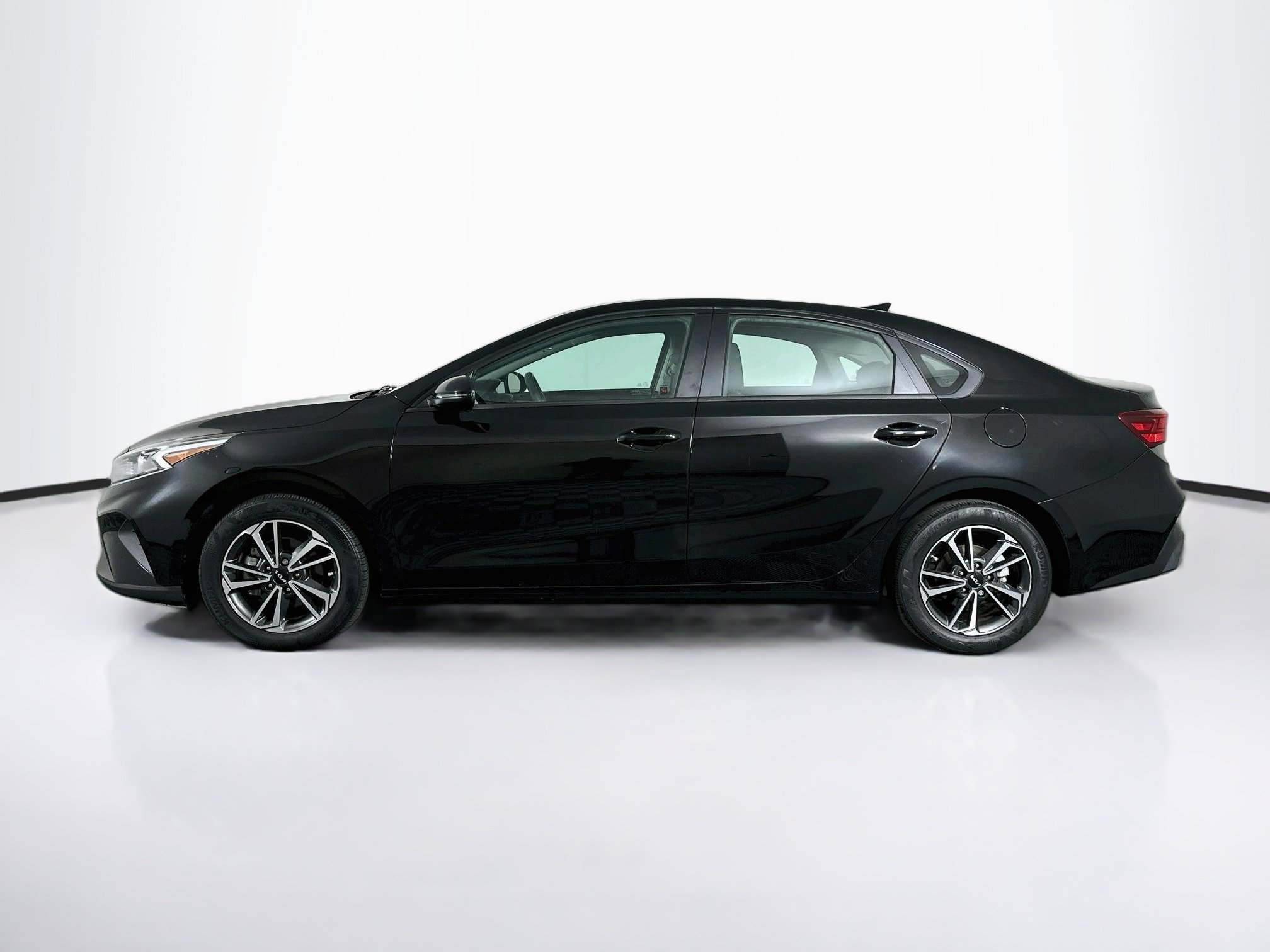 Used 2023 Kia Forte LXS w/ LXS Technology Package FWD image 4