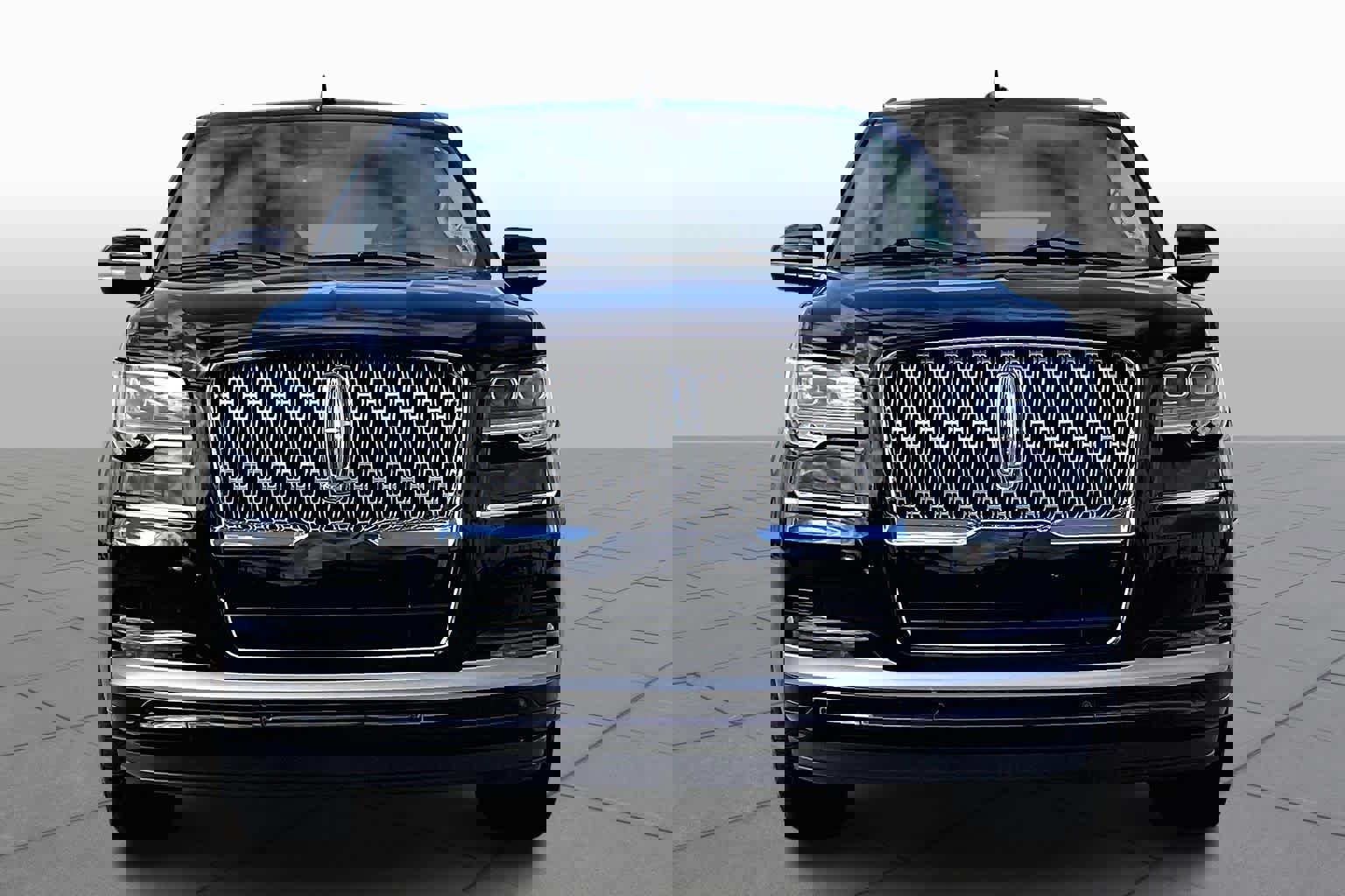 Used 2023 Lincoln Navigator Reserve image 3