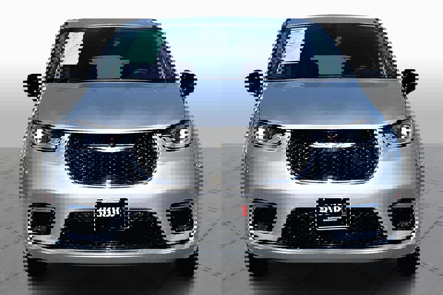 Used 2024 Chrysler Pacifica Touring-L image 4