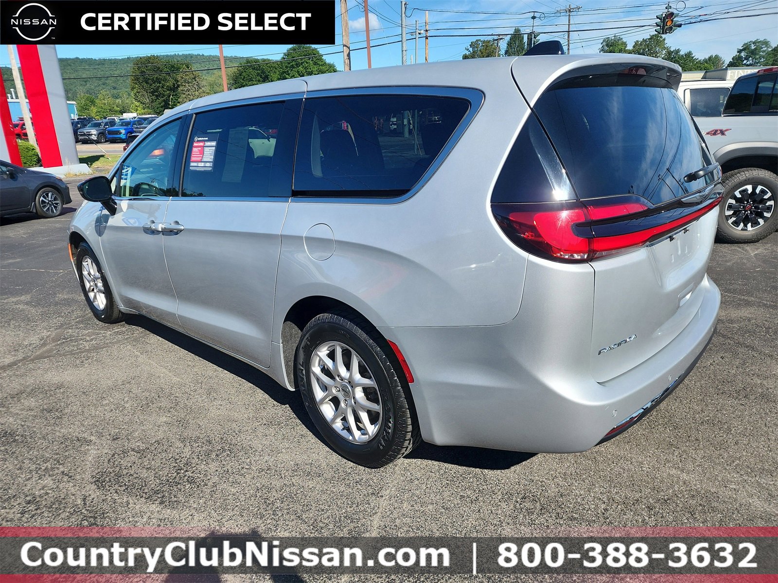 Used 2024 Chrysler Pacifica Touring-L image 6