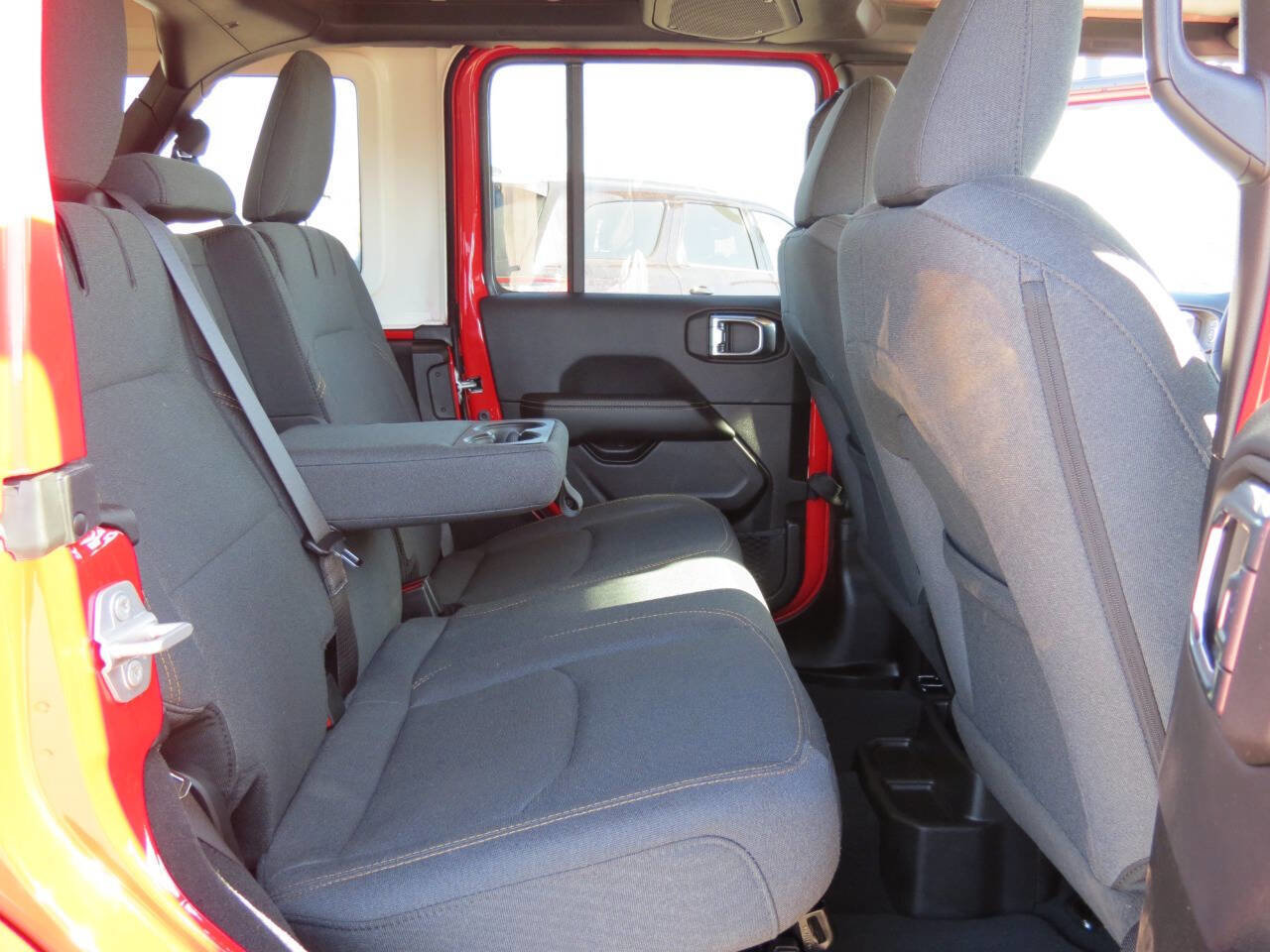 Used 2025 Jeep Wrangler Unlimited Sahara image 19