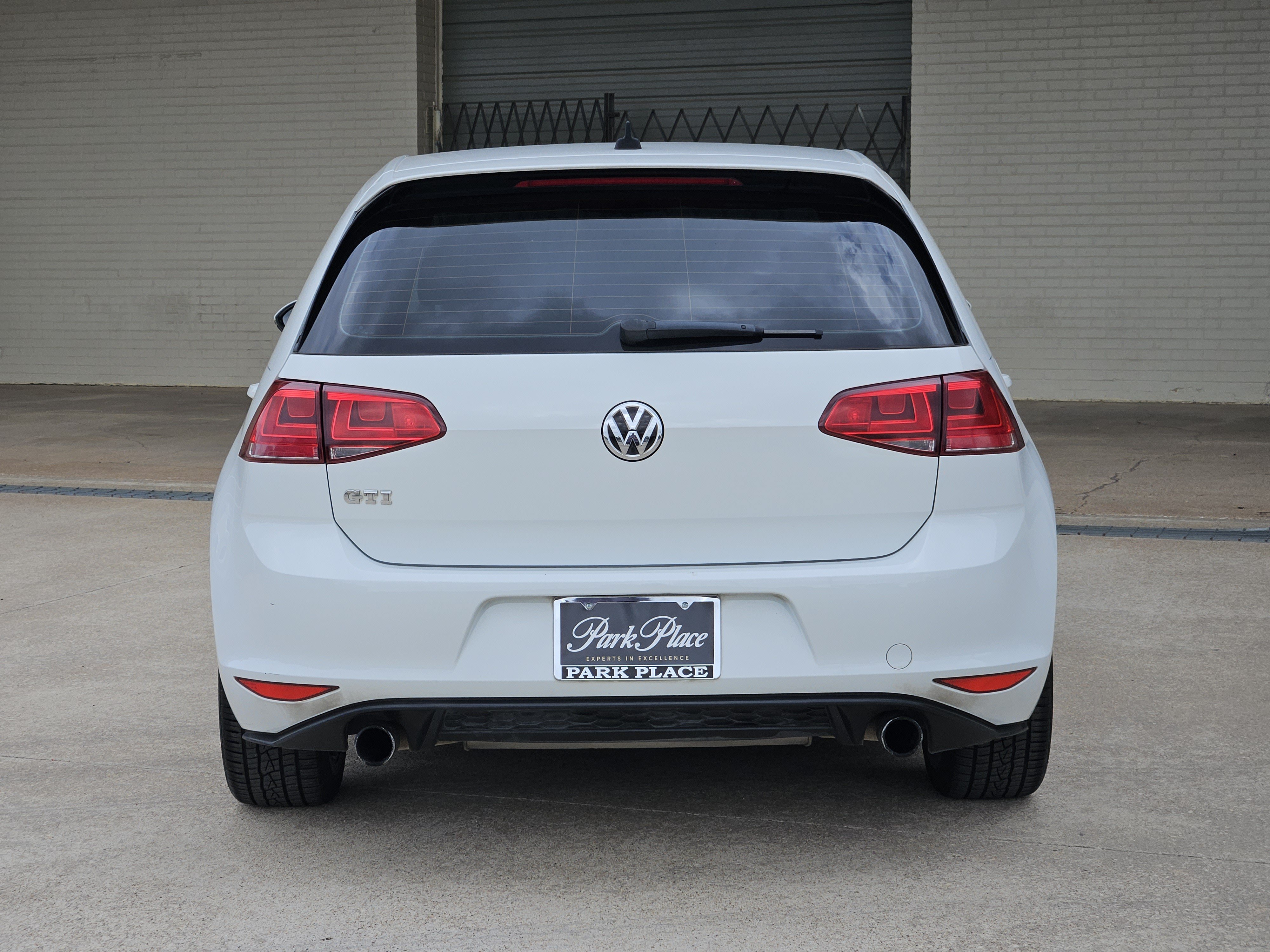 Used 2017 Volkswagen Golf 4-Door FWD image 8