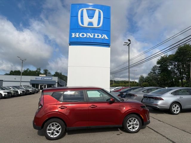 Used 2023 Kia Soul LX w/ LX Technology Package FWD image 1