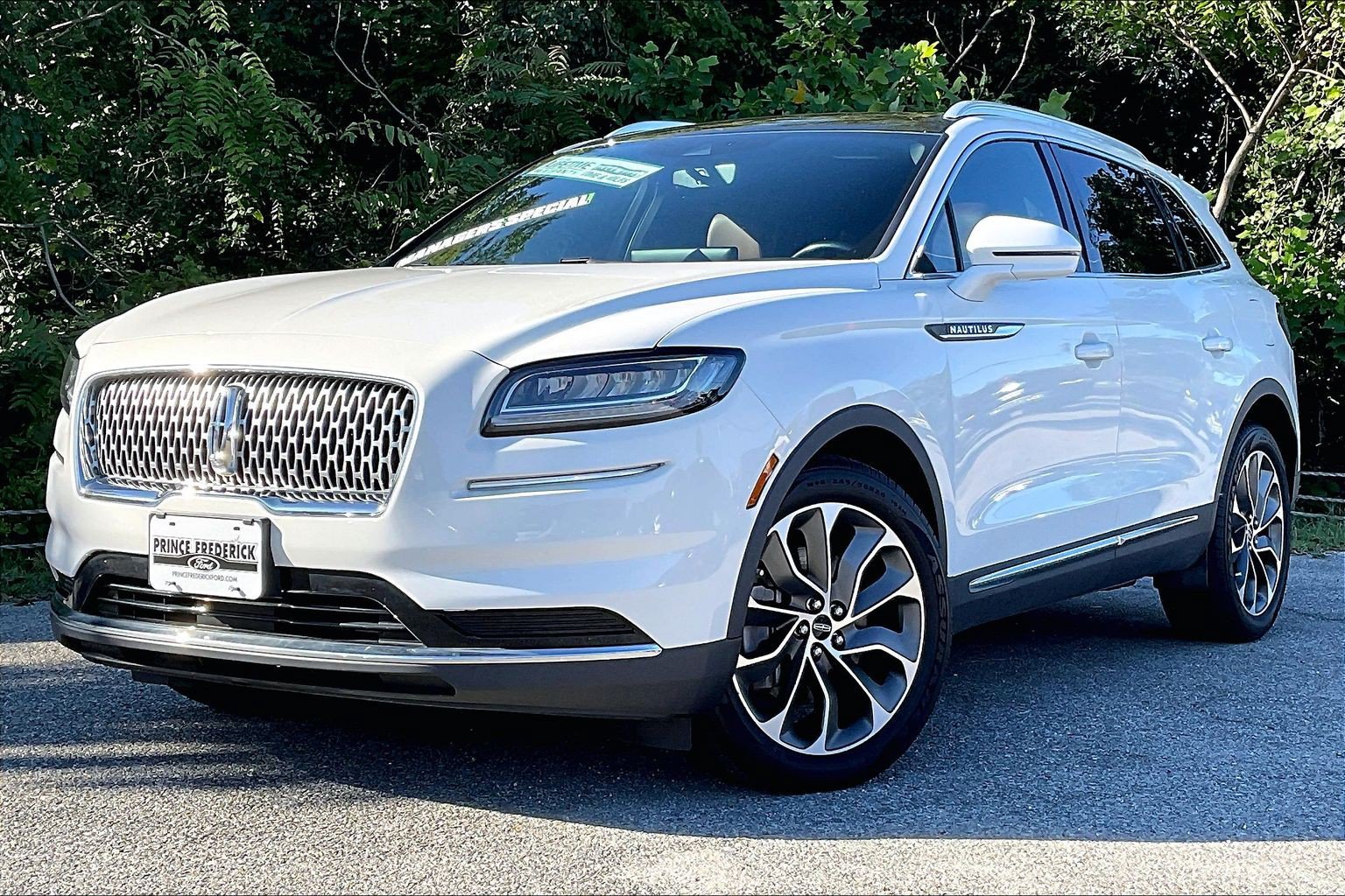 Used 2022 Lincoln Nautilus Reserve AWD/4WD image 3