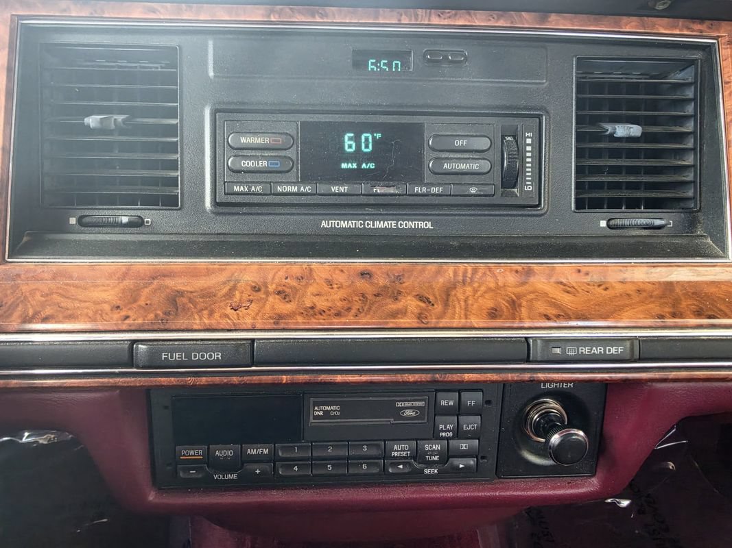 Used 1993 Lincoln Town Car Executive RWD image 13