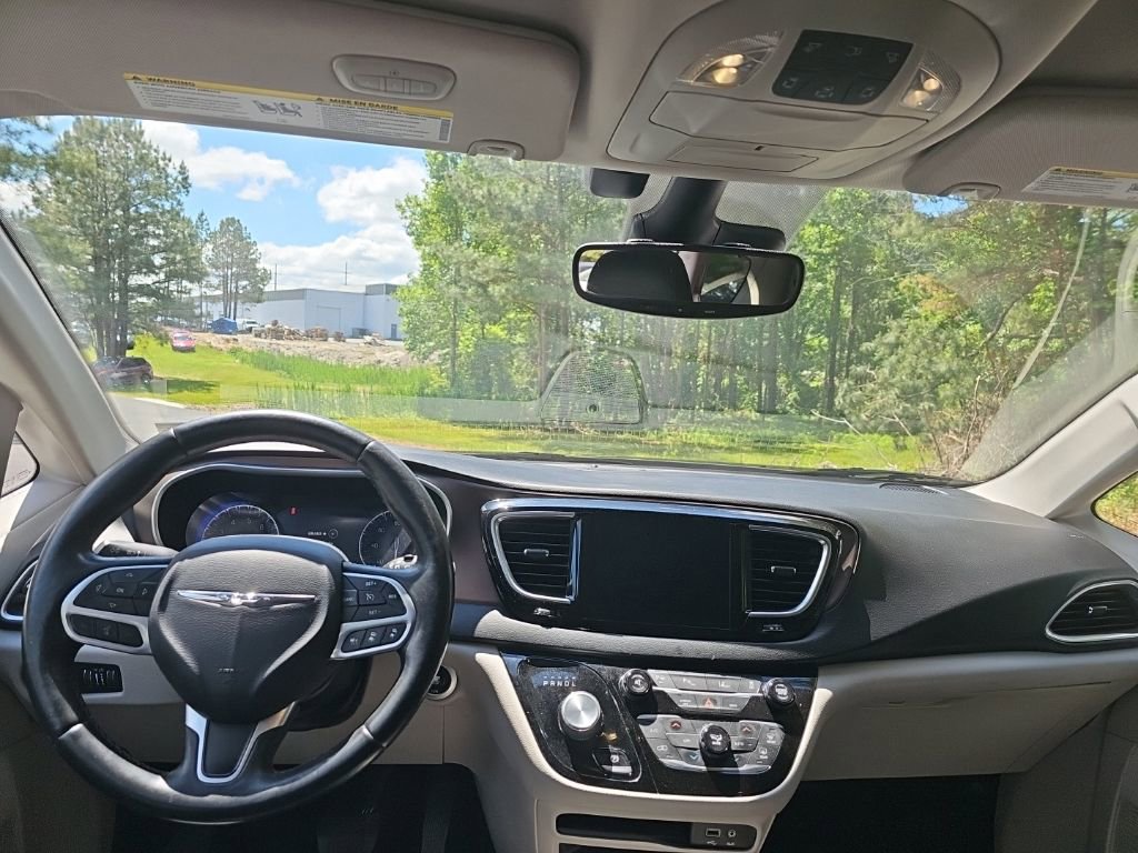 Used 2017 Chrysler Pacifica Touring-L Plus w/ Advanced Safetytec Group FWD image 11