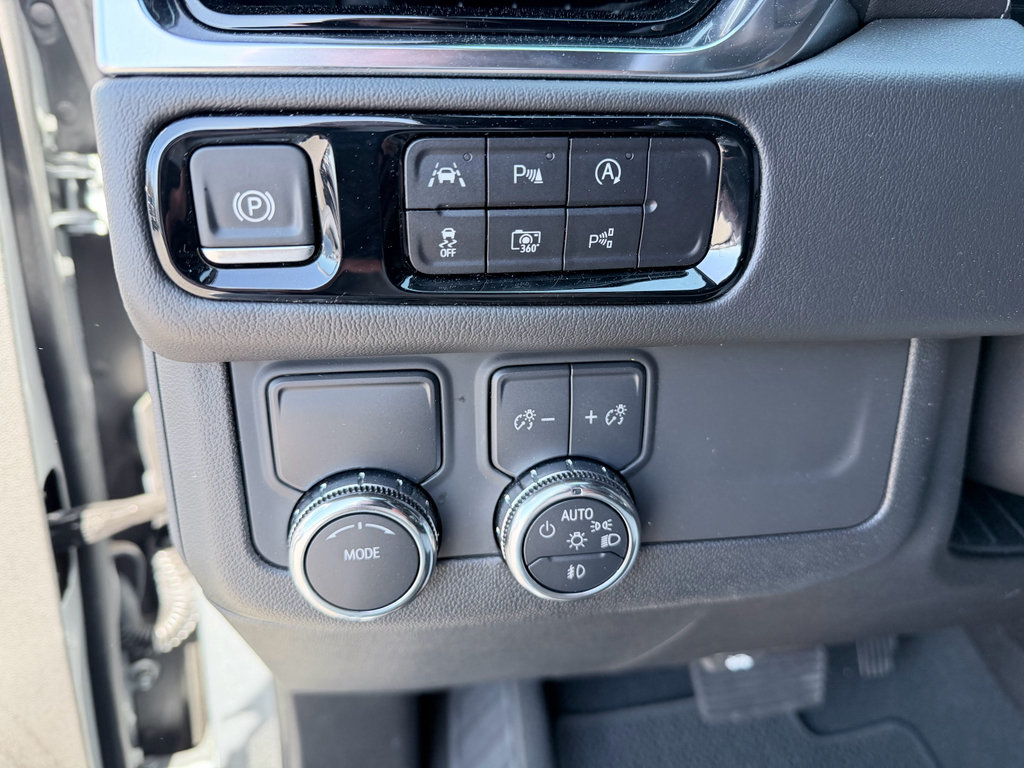 Used 2025 GMC Yukon XL Denali RWD image 14