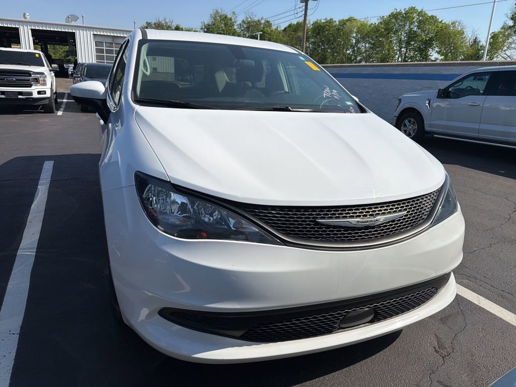 Used 2022 Chrysler Voyager LX FWD image 5
