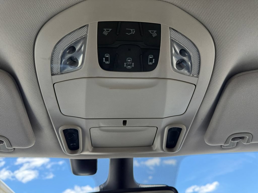 Used 2018 Chrysler Pacifica Limited w/ Tire & Wheel Group FWD image 20