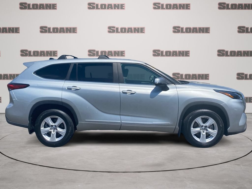 Used 2023 Toyota Highlander LE AWD/4WD image 6