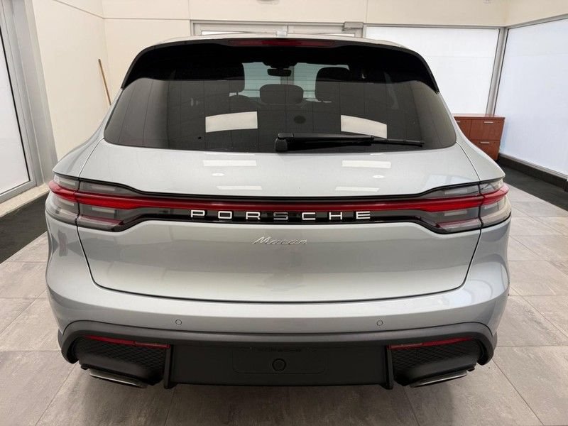 Certified 2025 Porsche Macan AWD/4WD image 6