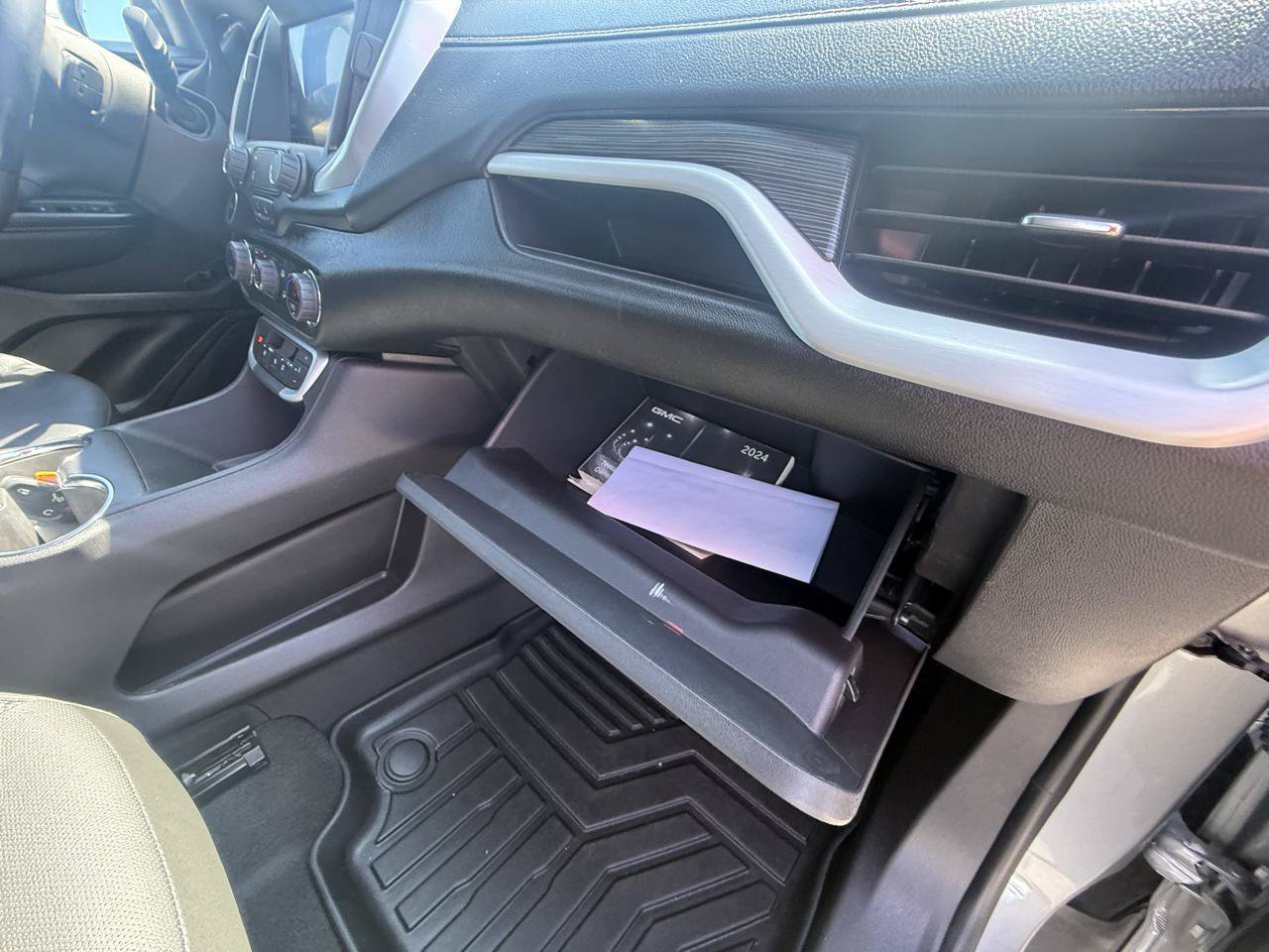 Used 2024 GMC Terrain SLT AWD/4WD image 22