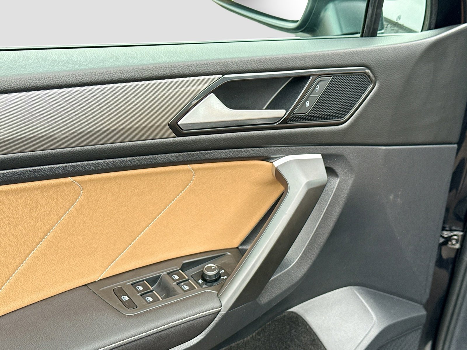 Used 2024 Volkswagen Tiguan SE image 8