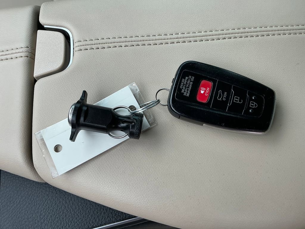 Used 2019 Toyota Avalon image 34