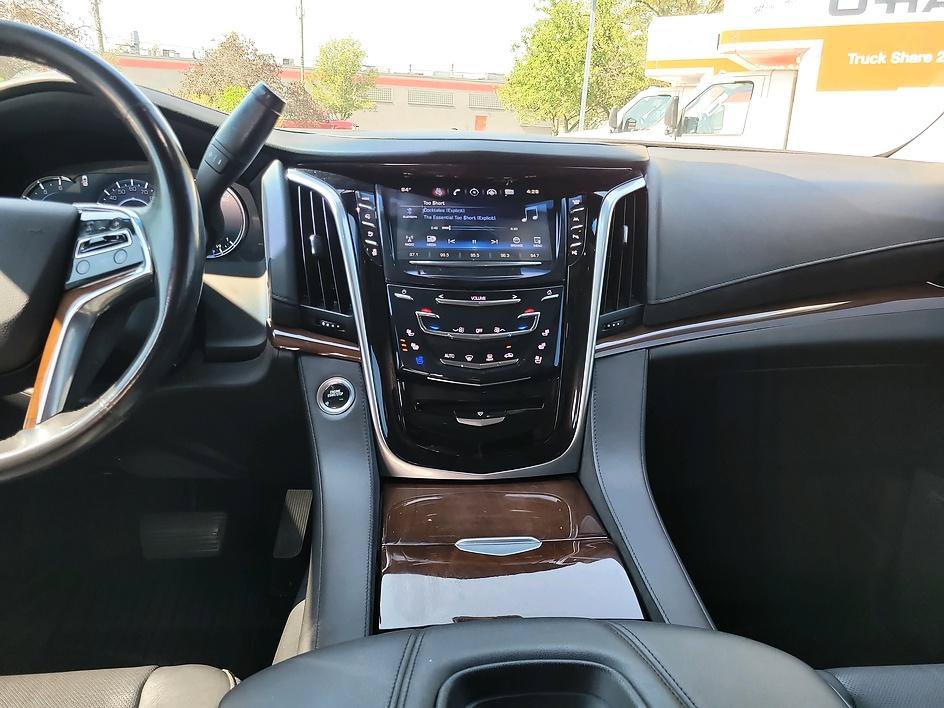 Used 2020 Cadillac Escalade Luxury w/ Escalade Sport Edition AWD/4WD image 36