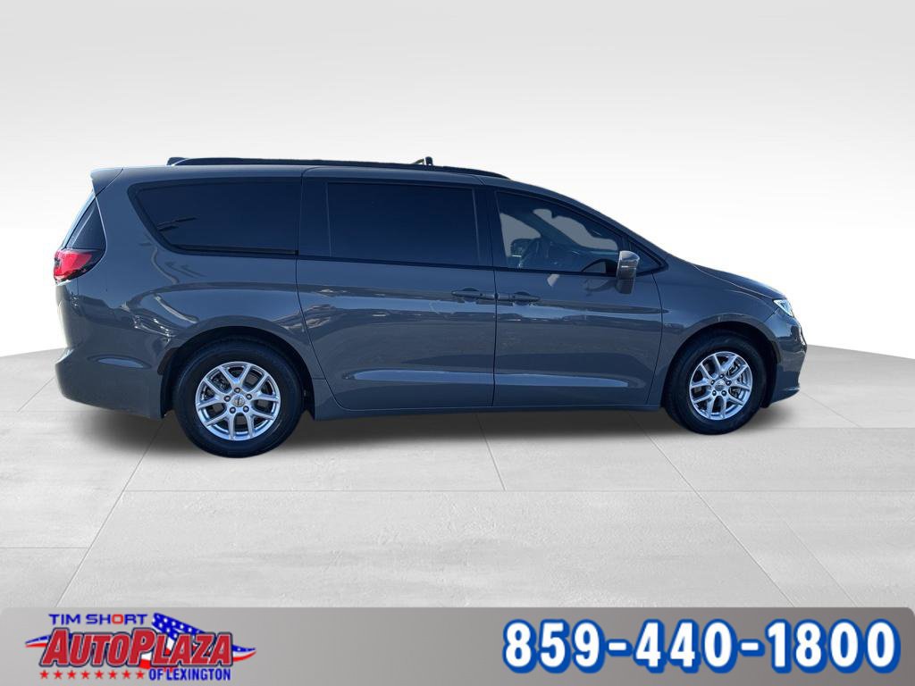Used 2022 Chrysler Pacifica Touring-L FWD image 7