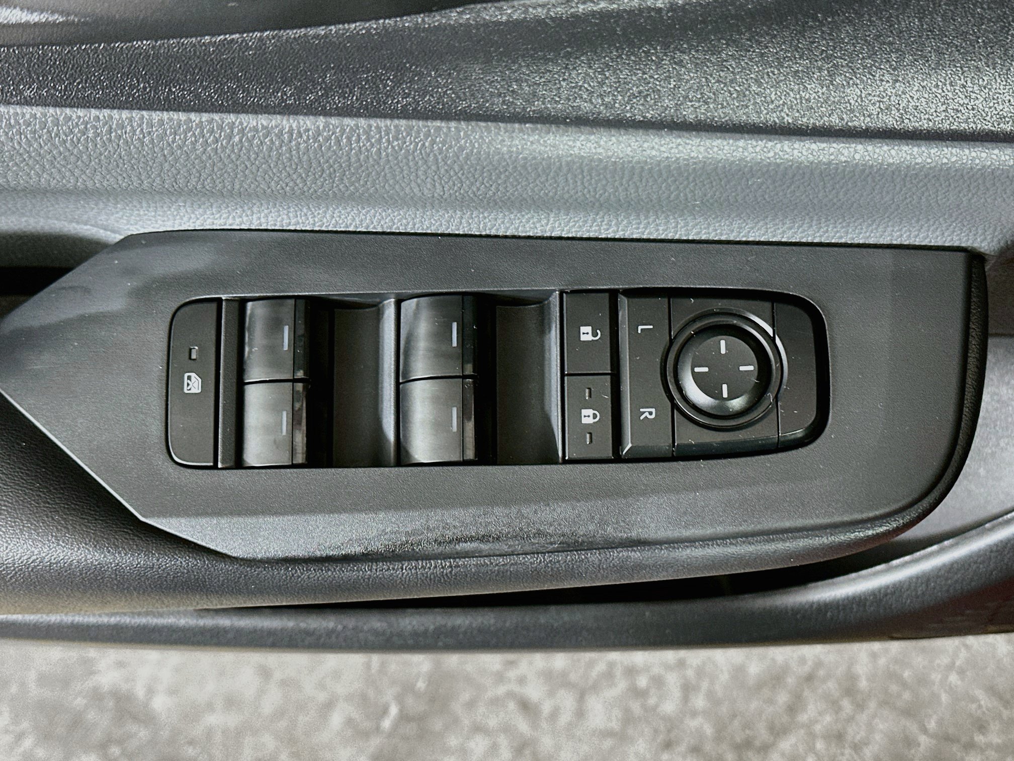 Used 2025 Toyota Prius LE FWD image 15