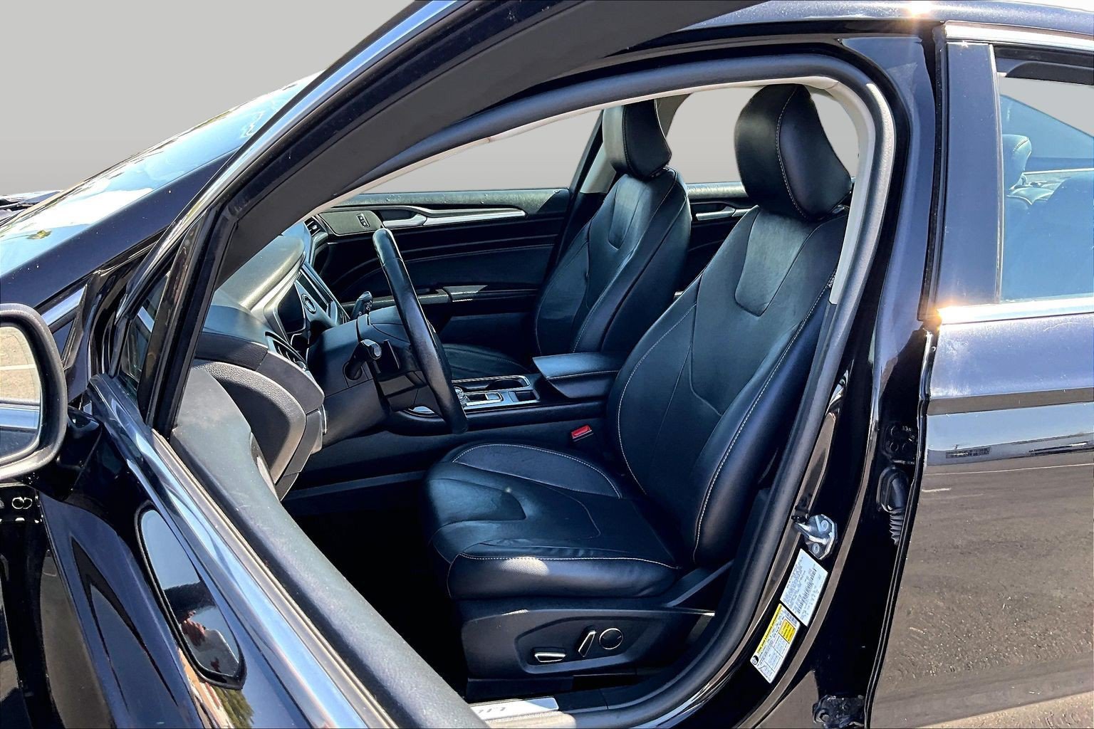 Used 2020 Ford Fusion Titanium AWD/4WD image 23