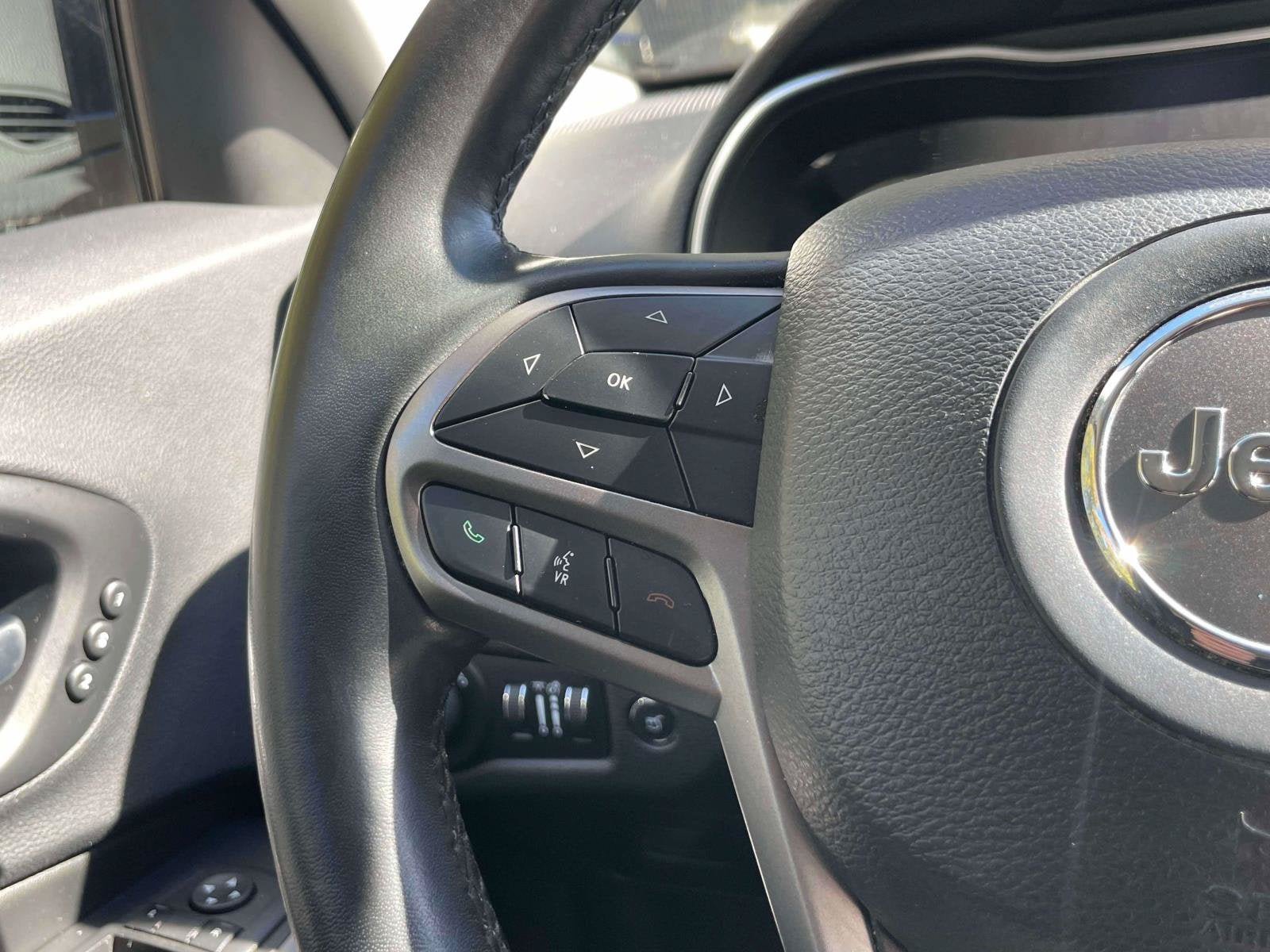 Used 2019 Jeep Cherokee Limited AWD/4WD image 18