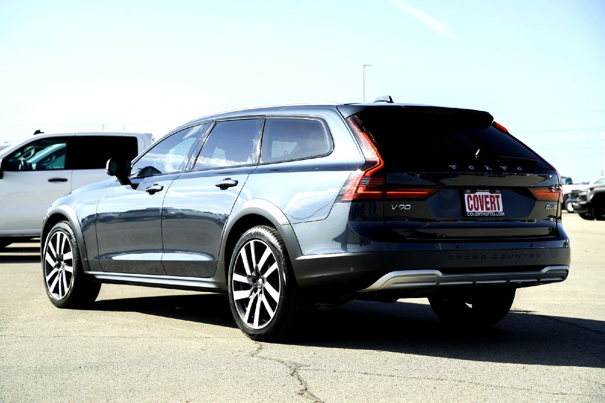 Used 2023 Volvo V90 B6 Cross Country Ultimate image 5
