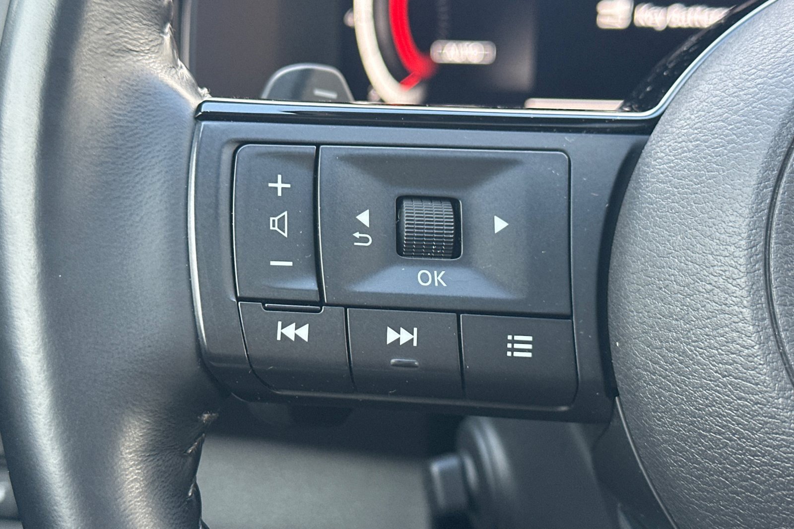 Used 2023 Nissan Pathfinder Platinum image 39