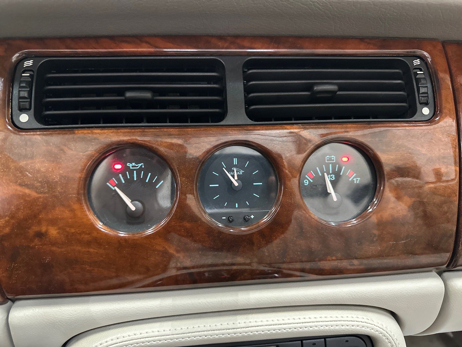 Used 2001 Jaguar XK8 Convertible image 40