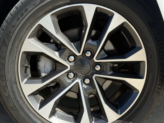 Used 2023 Jeep Grand Cherokee Overland w/ Luxury Tech Group IV RWD image 9