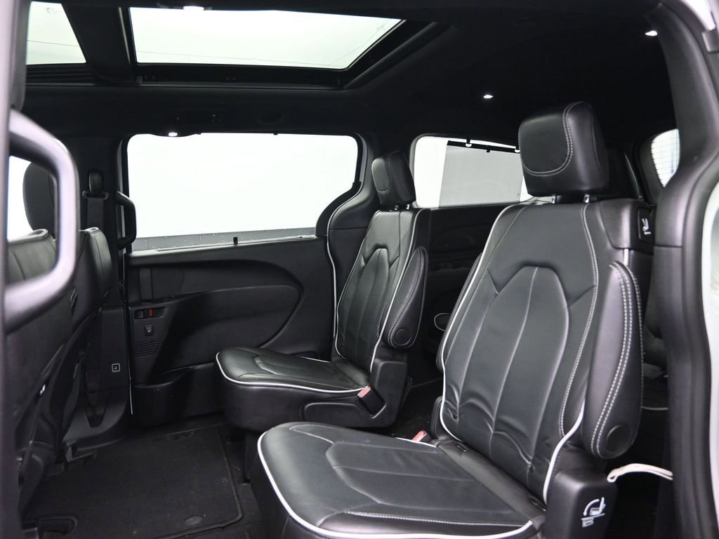 Used 2025 Chrysler Pacifica Limited FWD image 32
