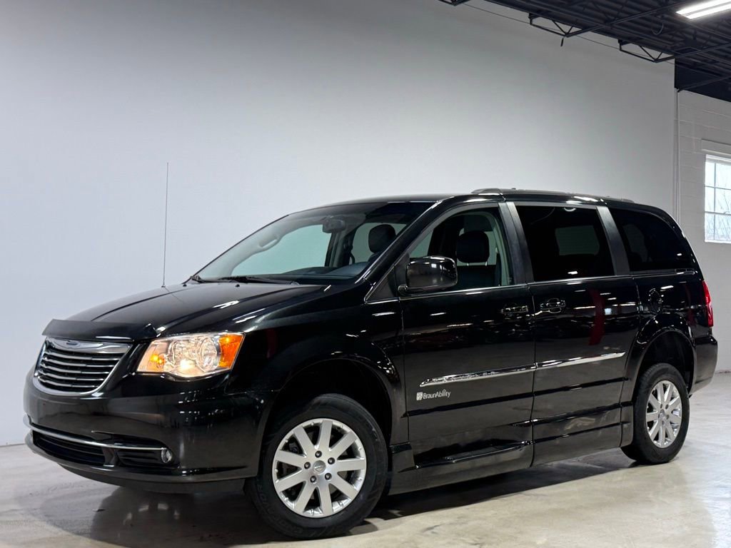 Used 2015 Chrysler Town & Country Touring image 1