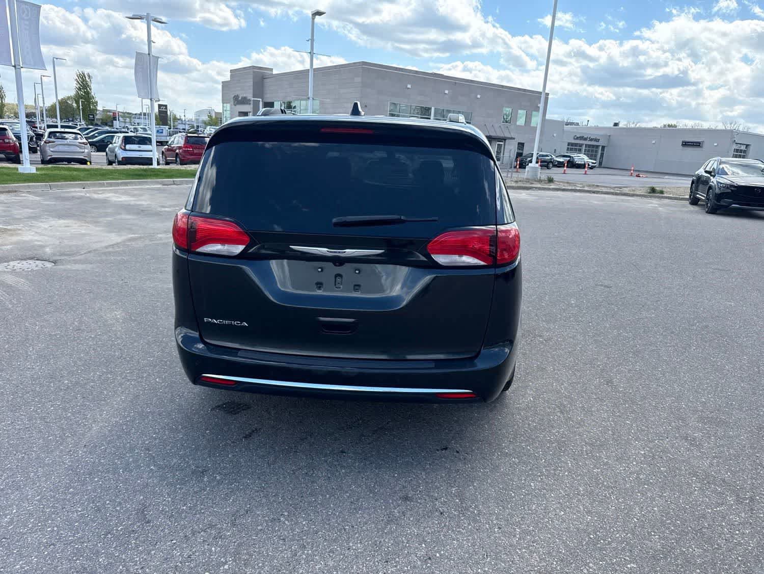 Used 2018 Chrysler Pacifica Touring-L FWD image 6