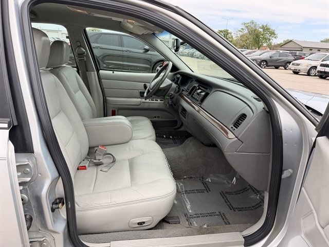 Used 2003 Ford Crown Victoria LX RWD image 3