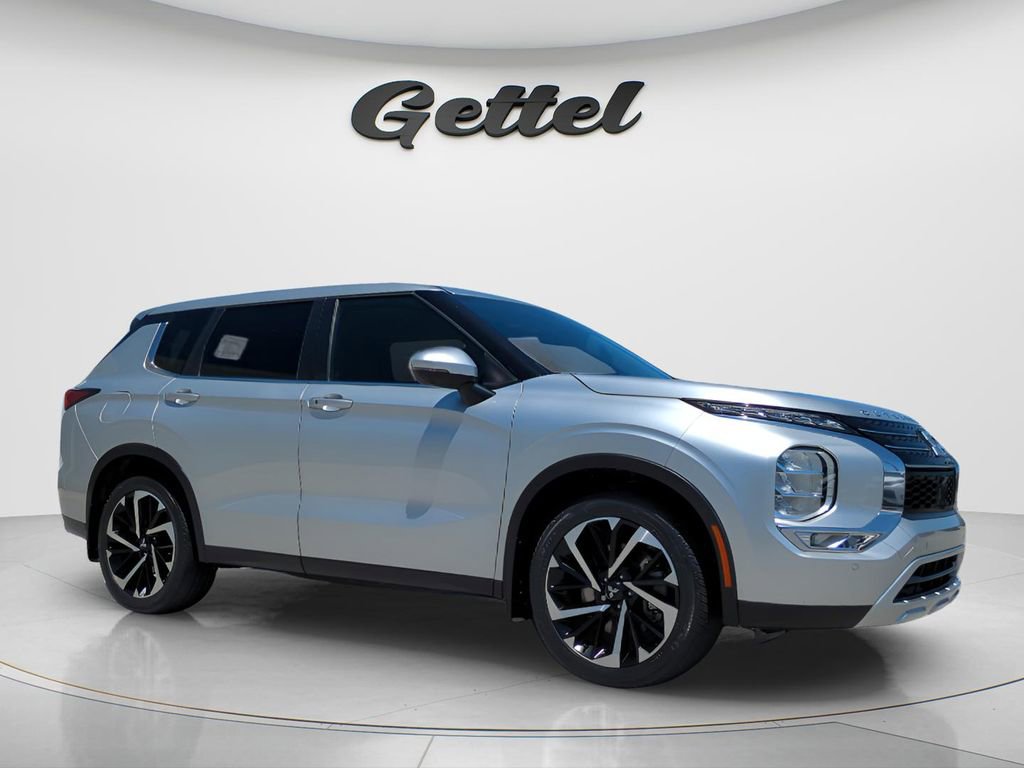 Used 2023 Mitsubishi Outlander SE image 3