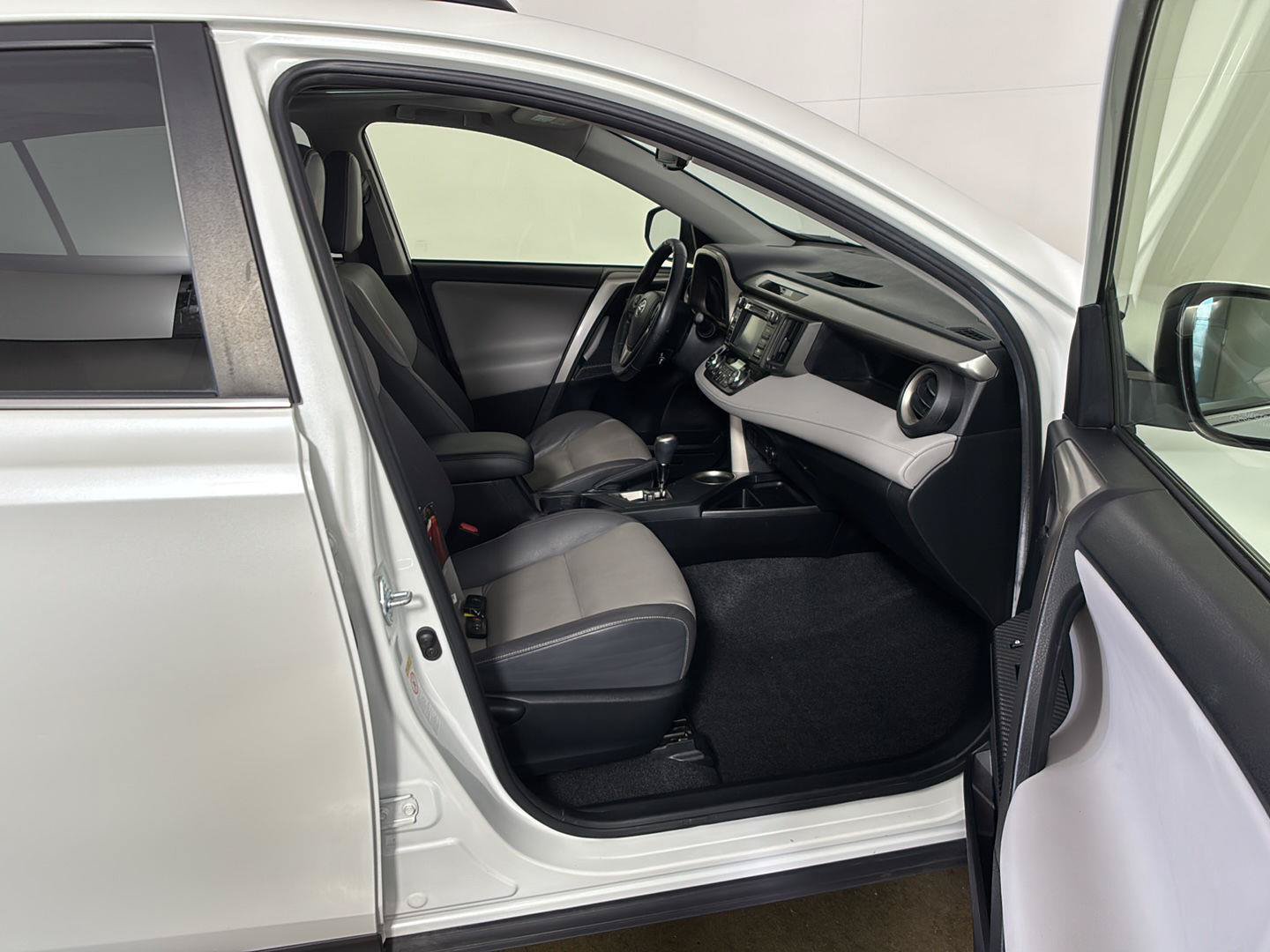 Used 2015 Toyota RAV4 Limited AWD/4WD image 22