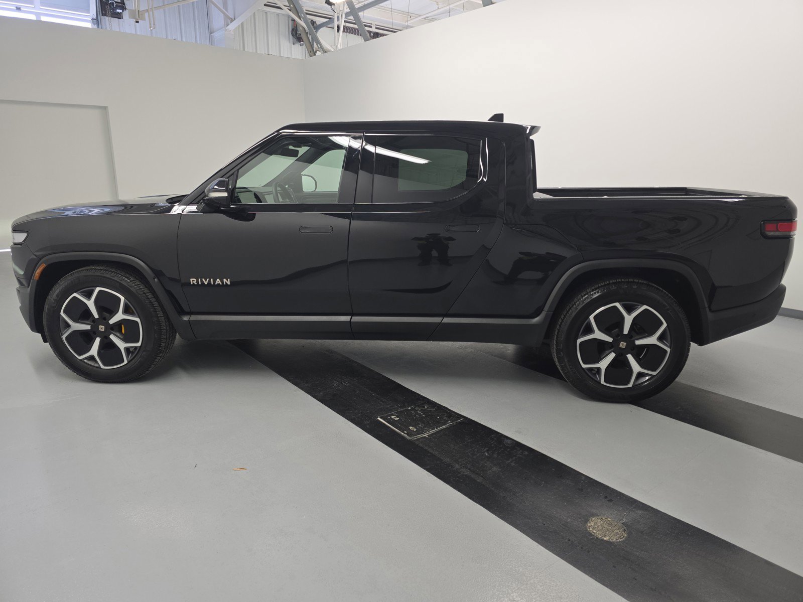 Used 2022 Rivian R1T Adventure image 2